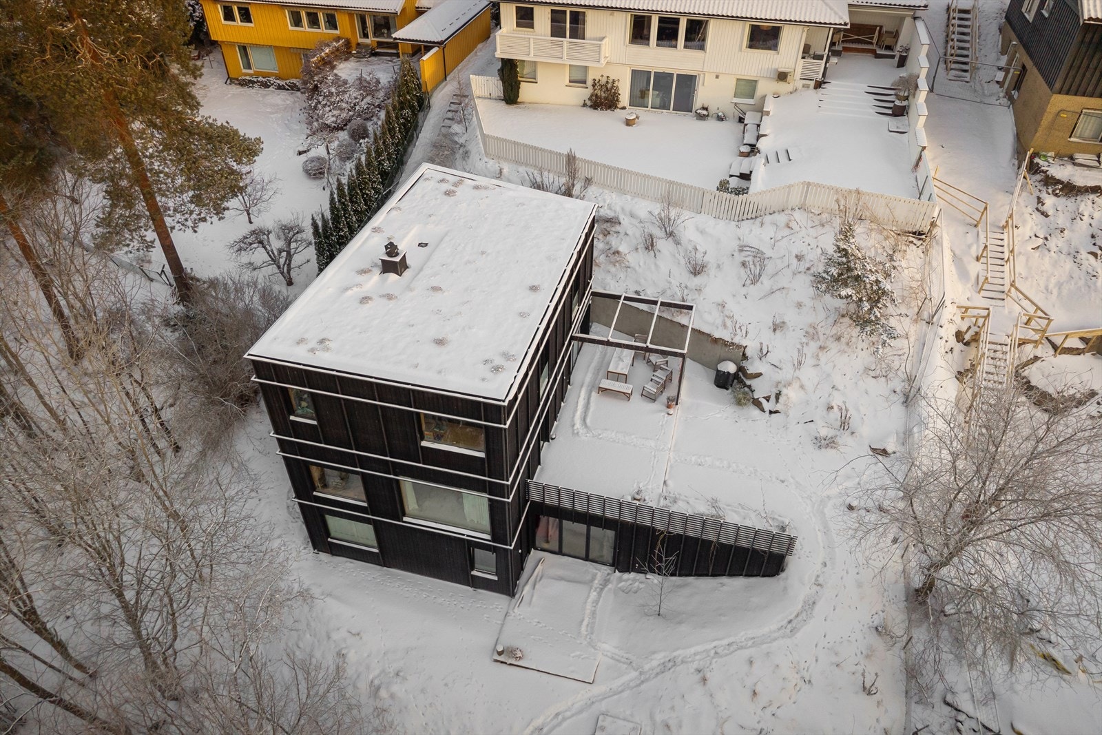 Tinglyst parkering for to biler på nabotomt Galleribilde