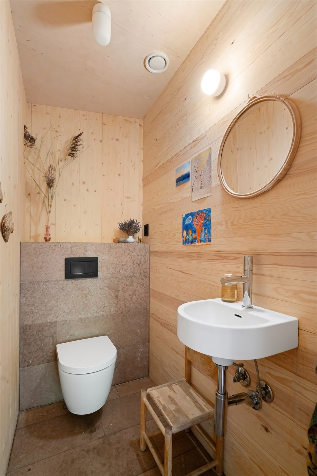 Separat toalettrom rett ved inngangen Galleribilde