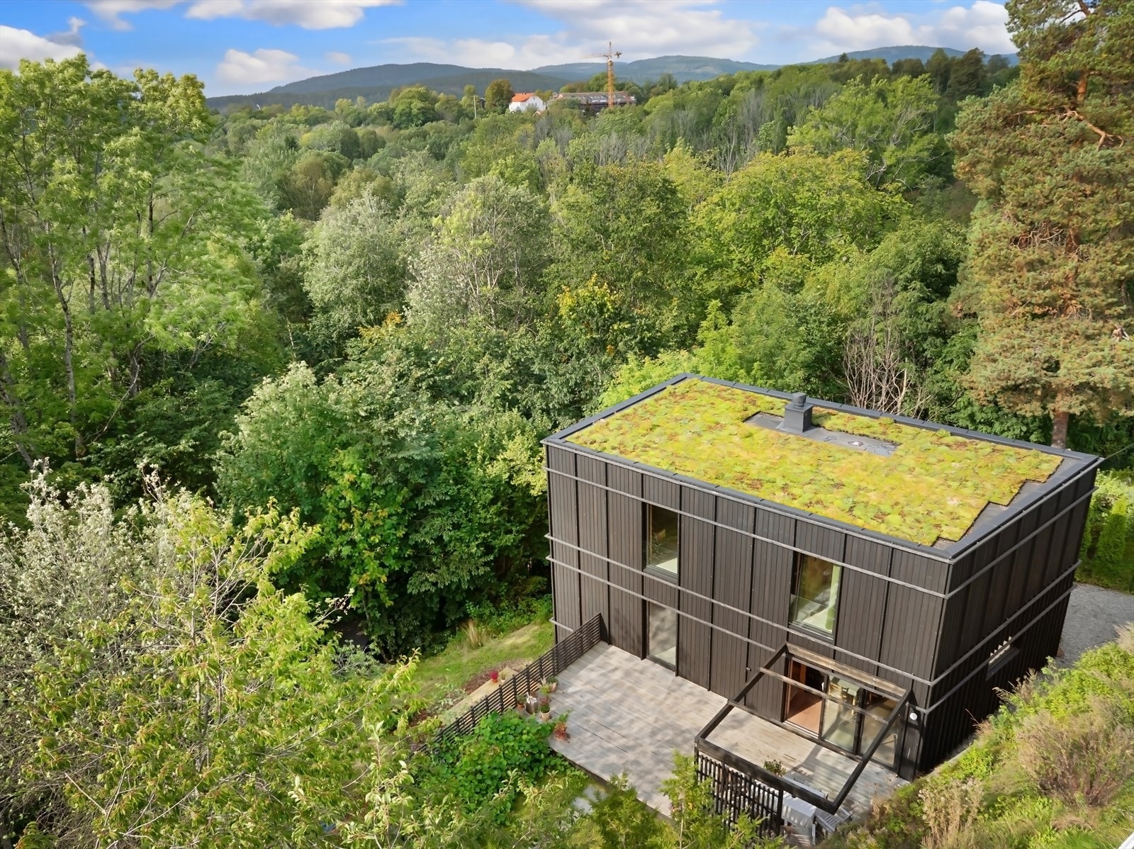 Dette er en bolig som er moderne, gjennomført og med en beliggenhet som gir både ro og nærhet til alt. Et hjem skapt for familier som ønsker det lille ekstra Galleribilde