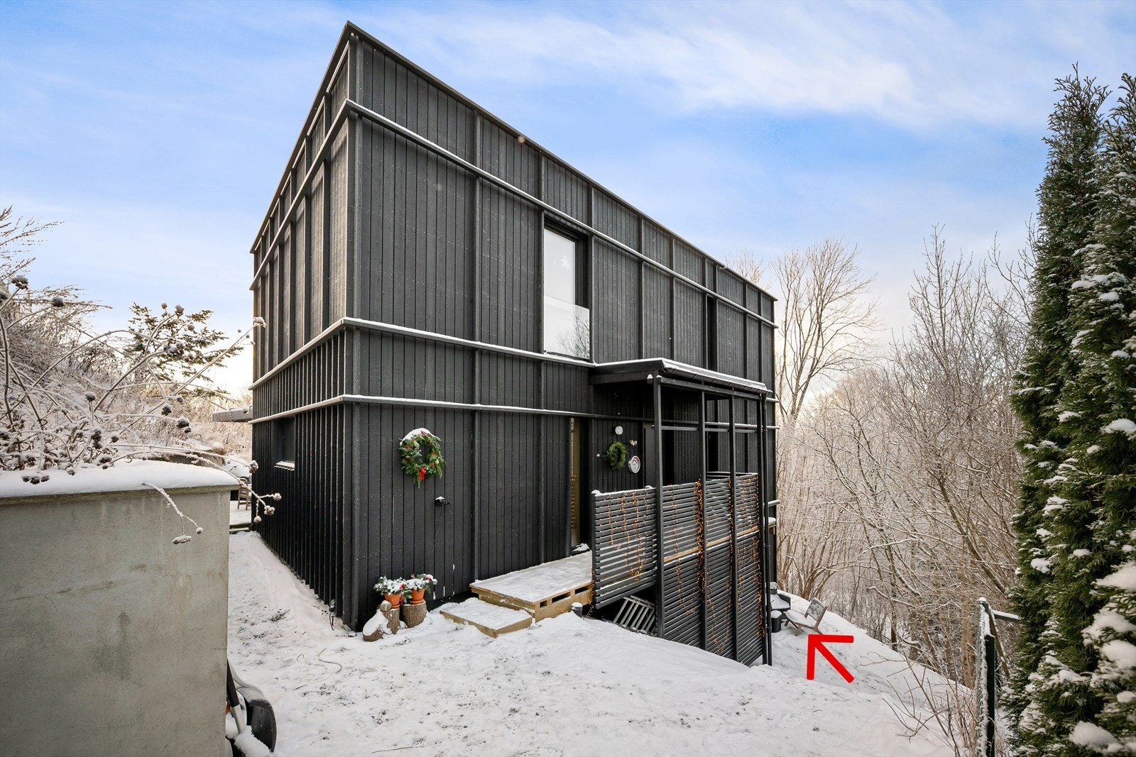 Hybel i underetasje med separat inngang (rød pil viser inngangen) Galleribilde