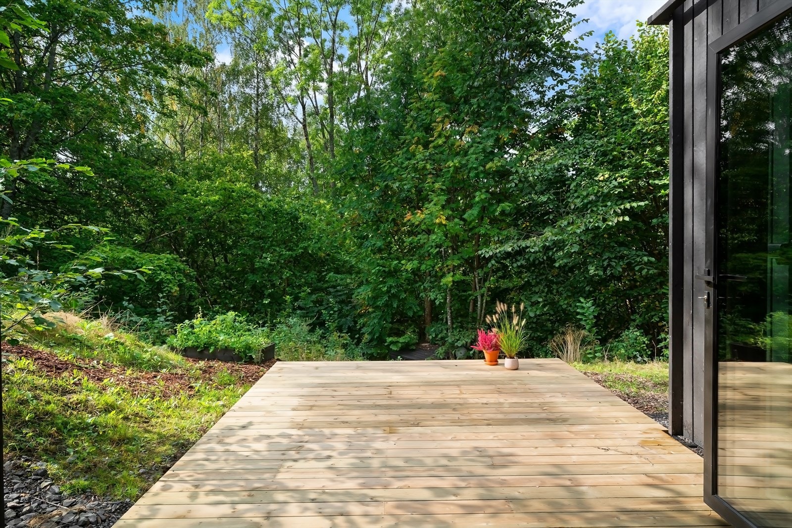 Eiendommen kombinerer moderne komfort og arkitektonisk kvalitet med rolige, grønne omgivelser inntil vernet edelløvsskog Galleribilde