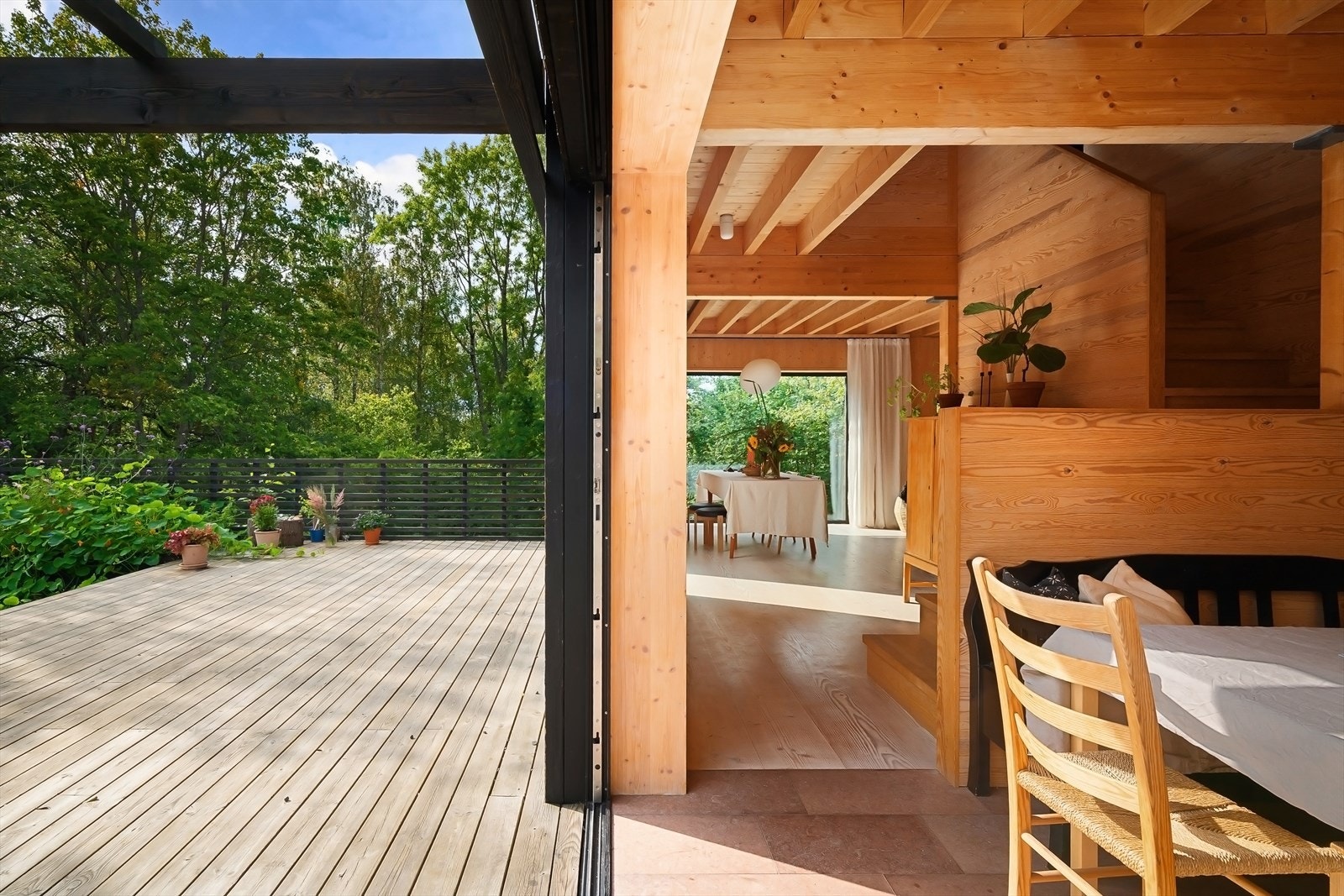 Terrassen fremstår som en ekstra stue Galleribilde