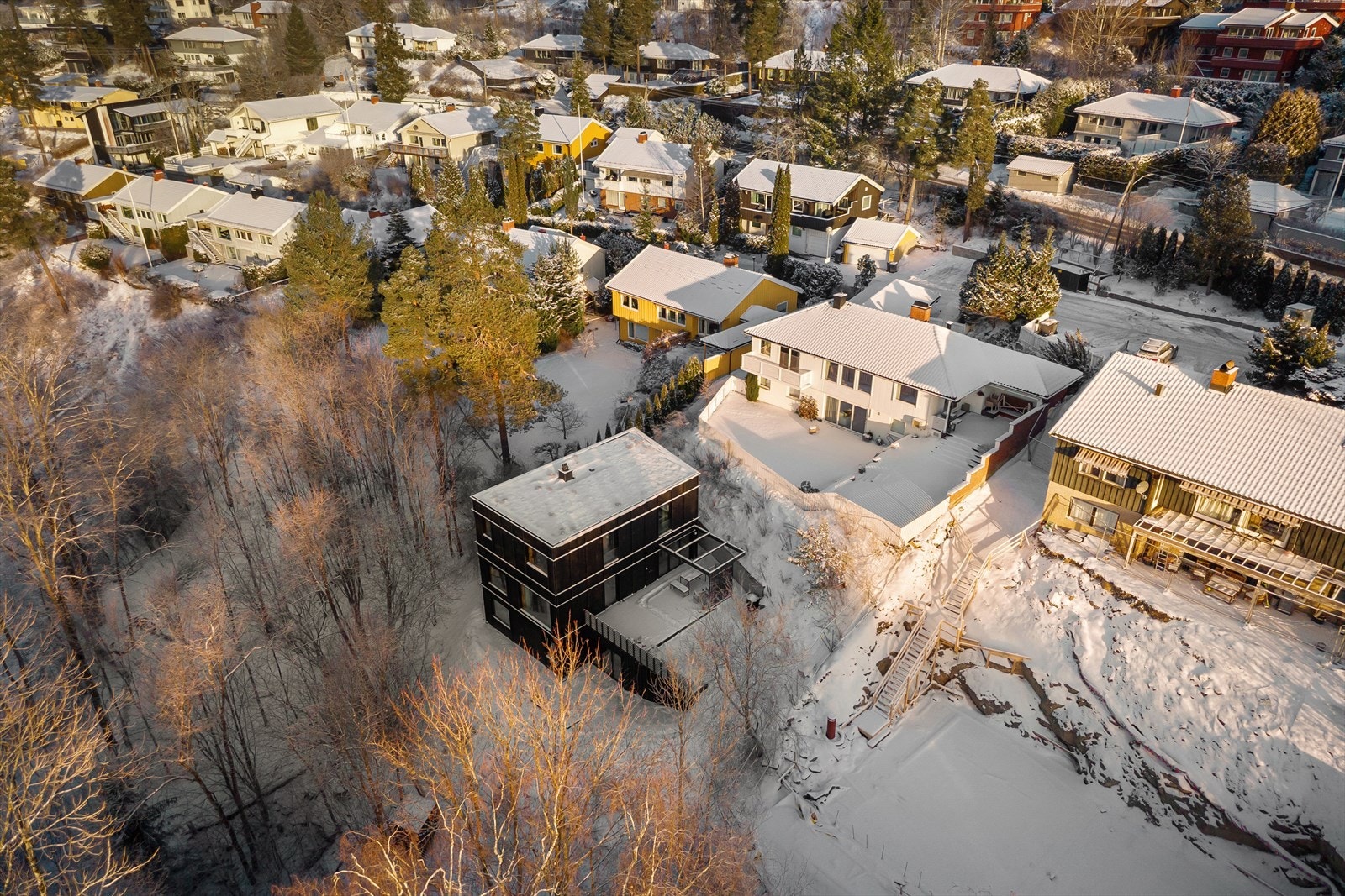 Området er svært familievennlig med kort gangavstand til flere barnehager, Voksen skole, Grindbakken og Hovseter ungdomsskole Galleribilde