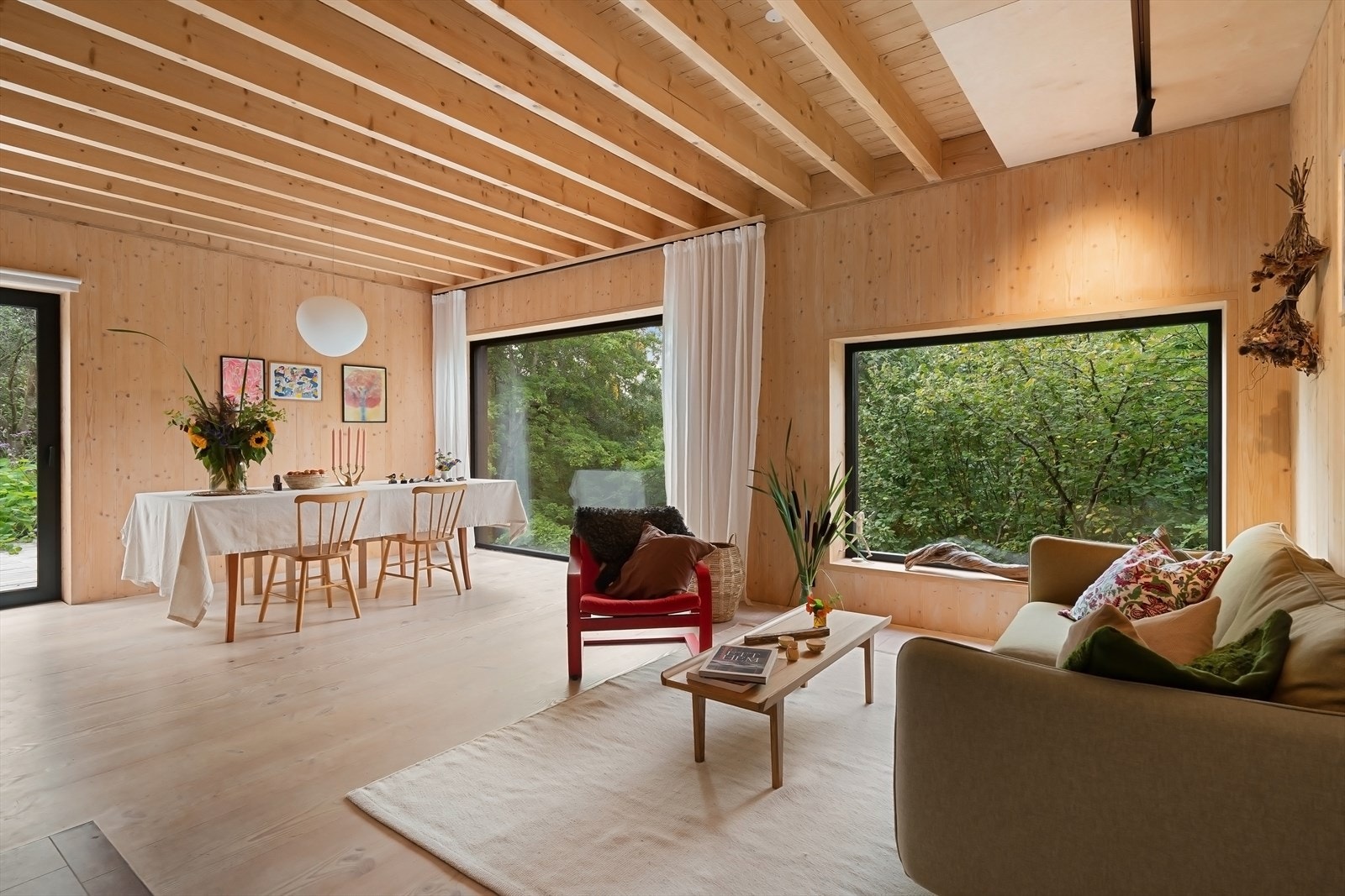 Påkostede materialer som brede heltre Douglas-gulv og kalkstein fra Østersjøen Galleribilde