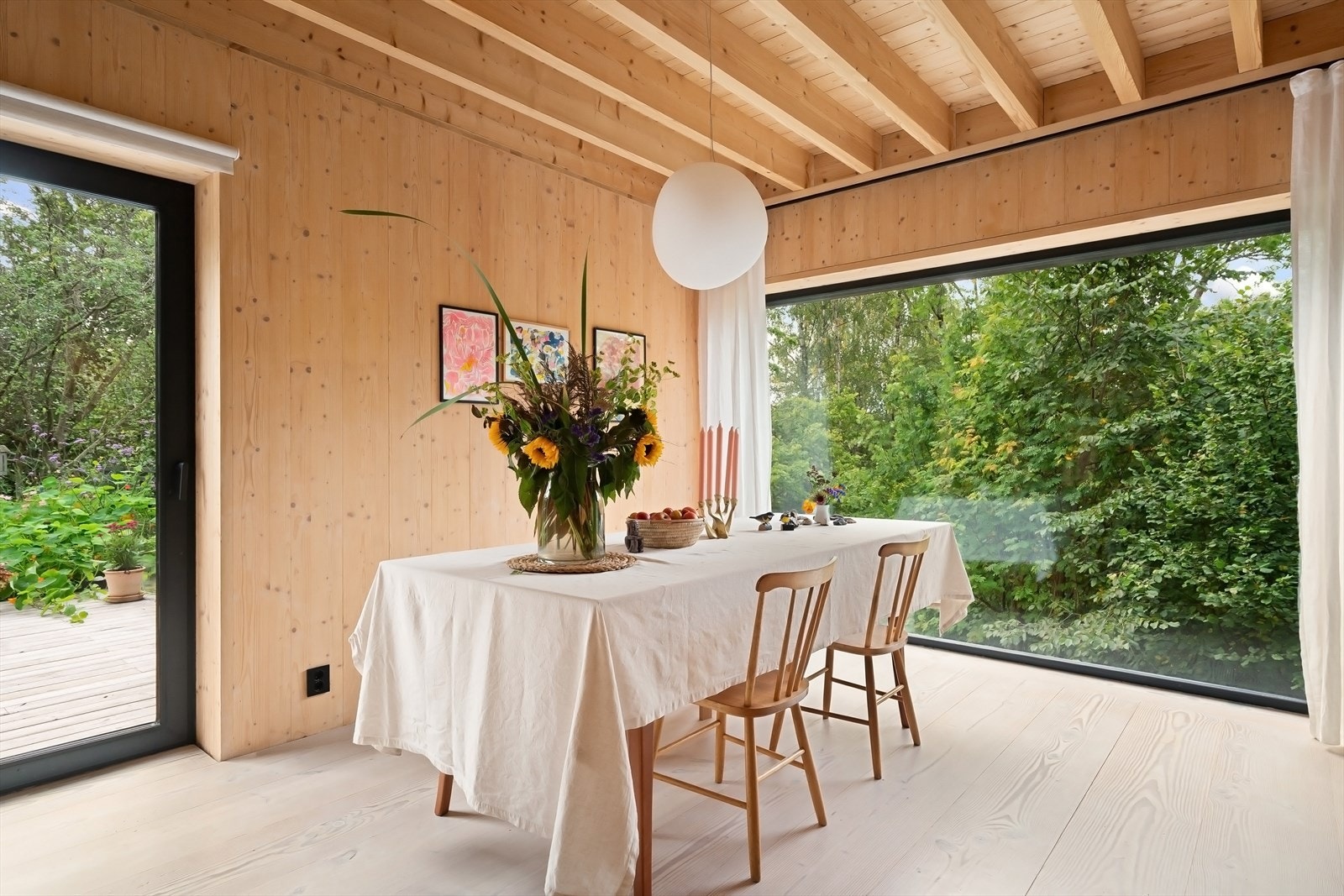 Huset byr på hele tre stuer, tre soverom, to bad og eget vaskerom i hoveddelen Galleribilde