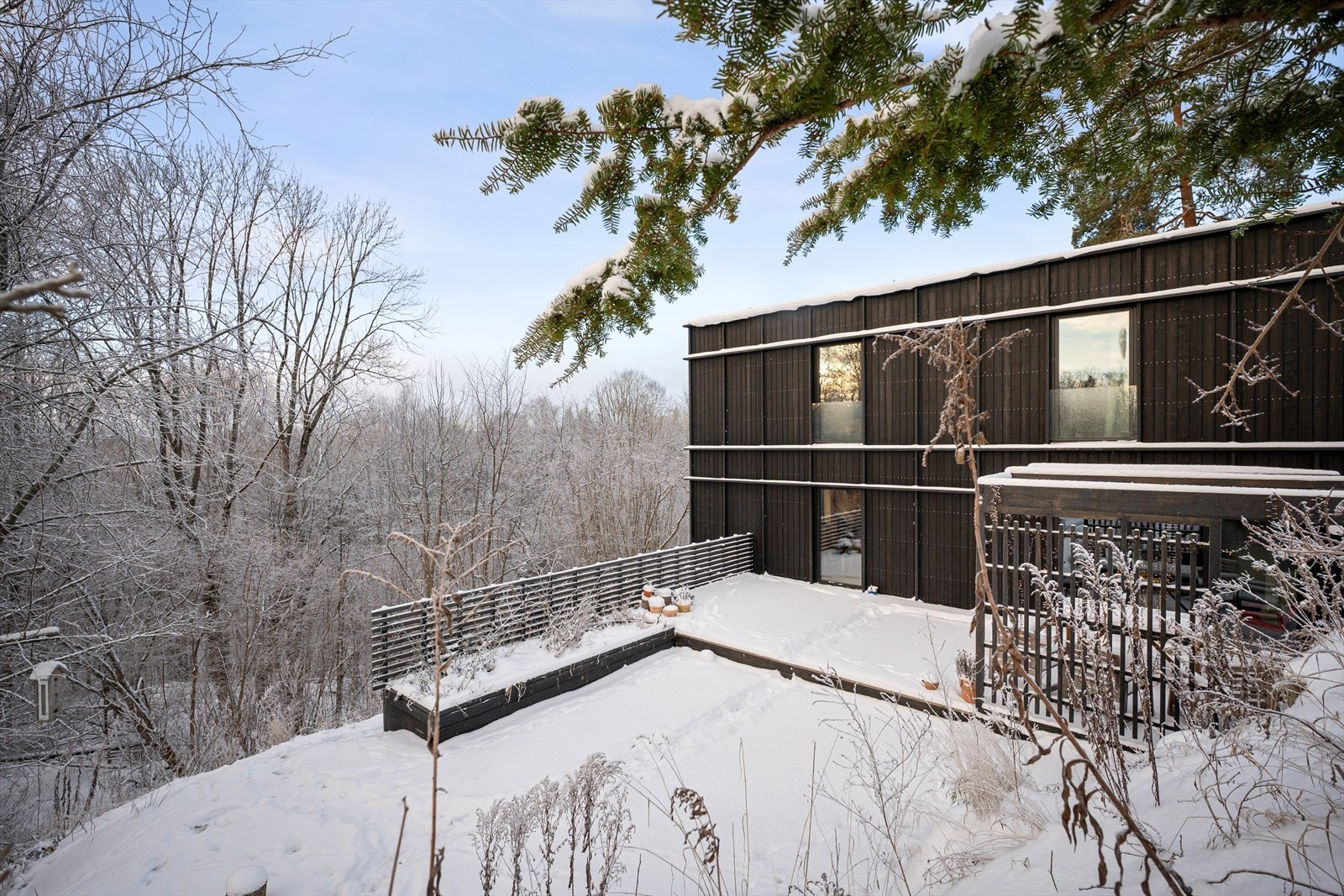 Solrike uteplasser, Mærradalen rett utenfor Galleribilde