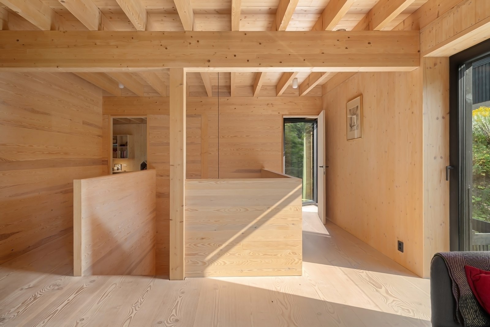 Toppetasjen består av stue, bad og 3 soverom Galleribilde