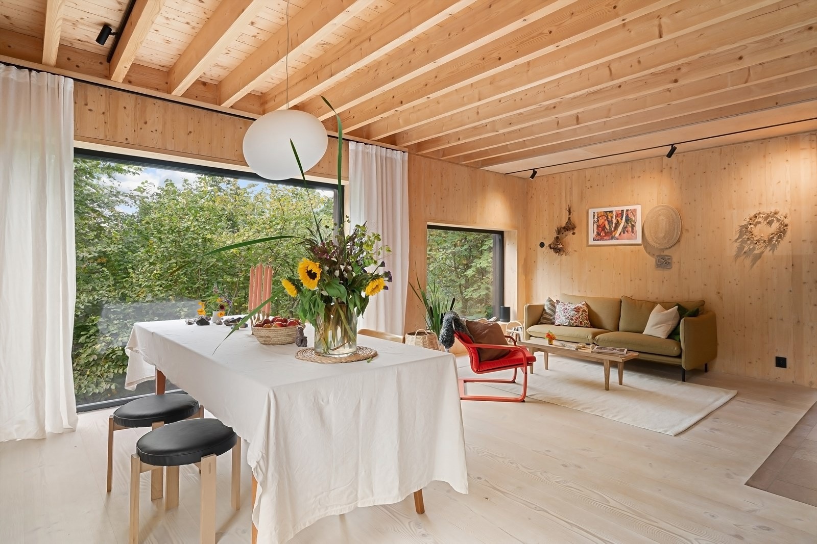 Vannbåren gulvvarme i alle etasjer (unntatt badet i 2. etasje, som har varmekabler) Galleribilde