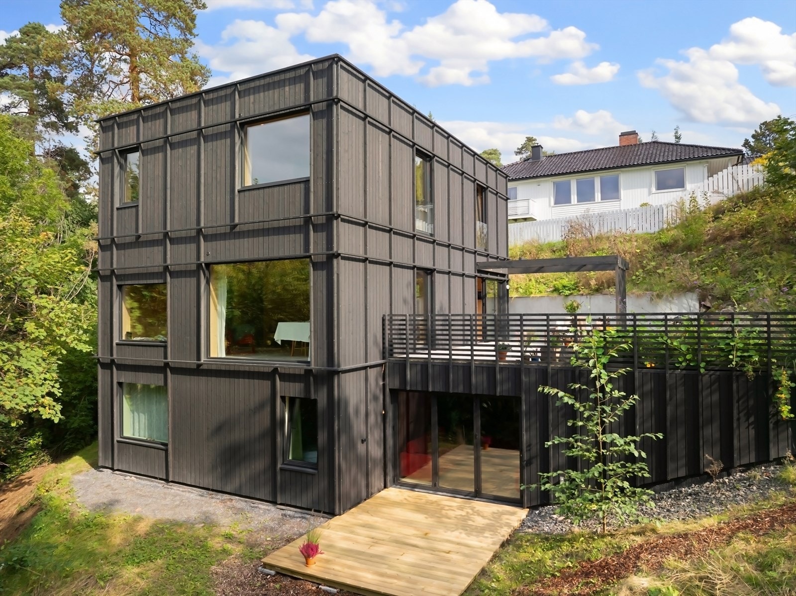 Terrasse på nederste plan er ca. 13 m2, slik at totalt terrasseareal er på hele 51 m2 Galleribilde