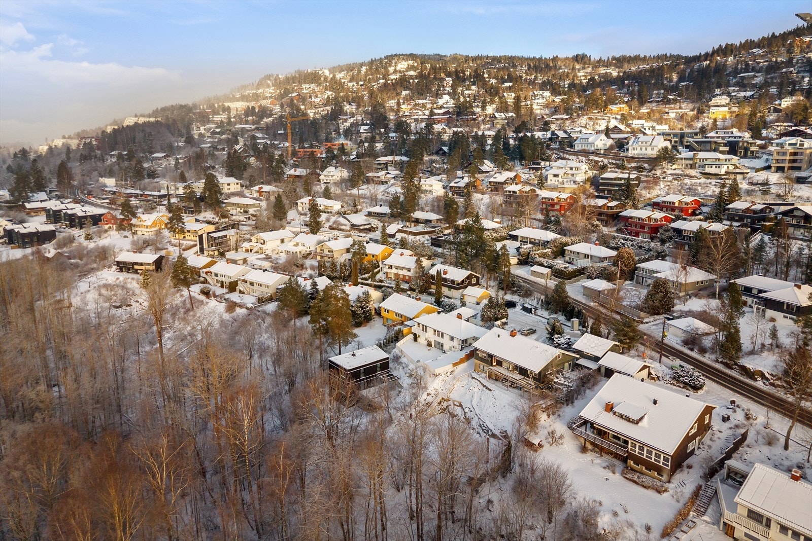 Meget sentralt. Rema 1000 ligger kun ca. 350 meter unna i krysset Ankerveien/Arnebråtveien, mens Kiwi og bensinstasjon finnes ved Bogstad, rundt 10 minutters gange fra eiendommen Galleribilde
