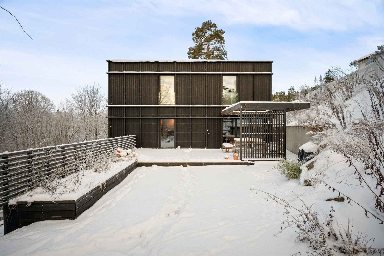 Huset er tegnet av dagens eier, som er arkitekt, og fremstår som en påkostet enebolig med gjennomtenkte løsninger, fleksibel planløsning og rom med flott lysinnslipp Galleribilde