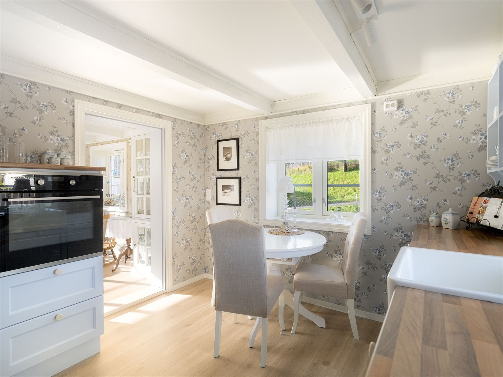 Kjøkkenet er praktisk adskilt fra stuen Galleribilde