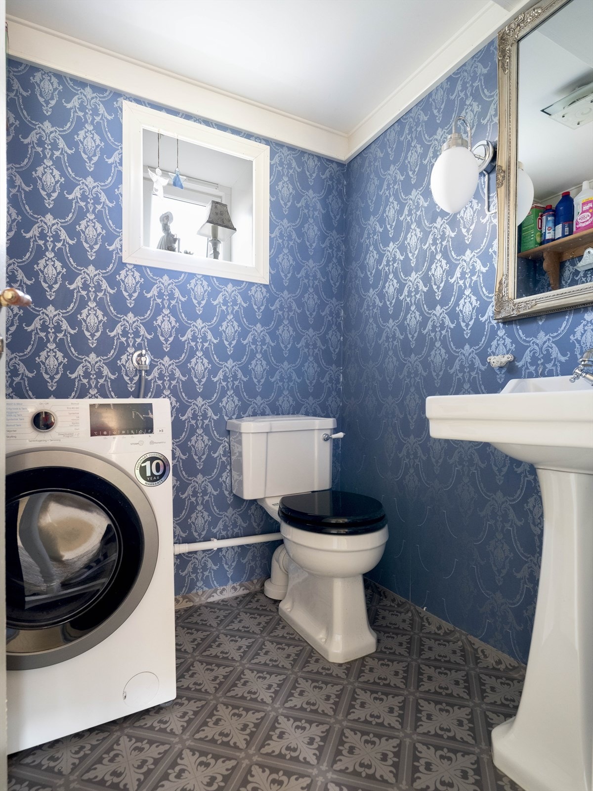 Toalettrom med opplegg til vaskemaskin Galleribilde