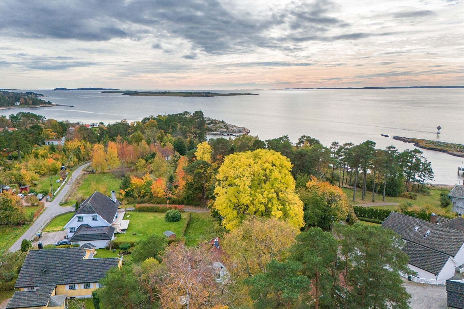 Idylliske Duestranda ligger kun 3. min gange fra eiendommen. Det er også kort vei til sandstrand ved Støtvig Hotell, Botnerbaugen og Paradisbukta. Galleribilde