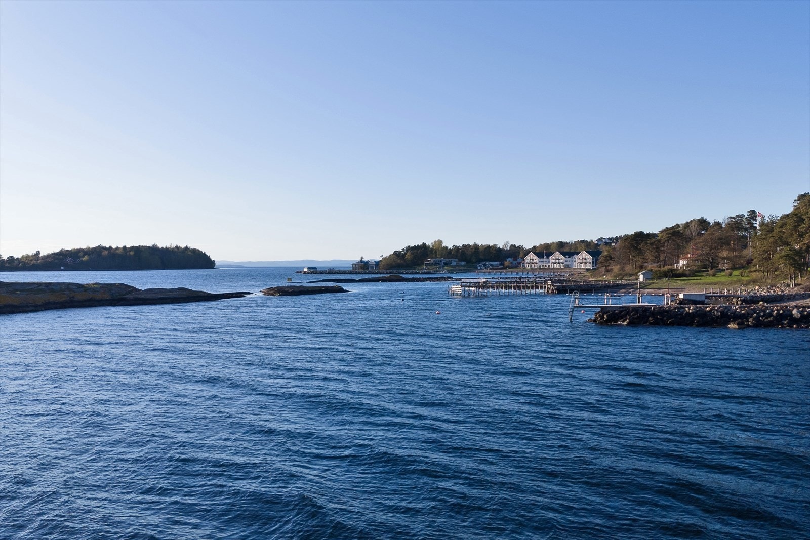 Tomta ligger like ved vannet. Det er gangavstand til flere strander, flotte turområder og Larkollens vakre fjordliv. Galleribilde