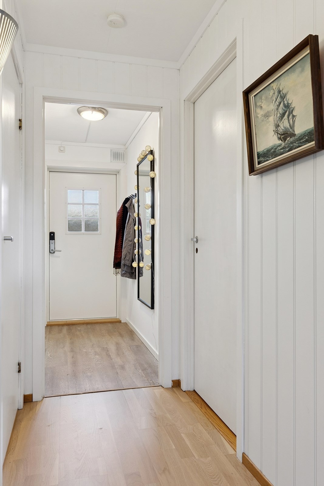 Velkommen inn! Her er det plass til både sko og ytterklær. Kodelås gjør at du slipper å tenke på nøkler - meget praktisk. Galleribilde