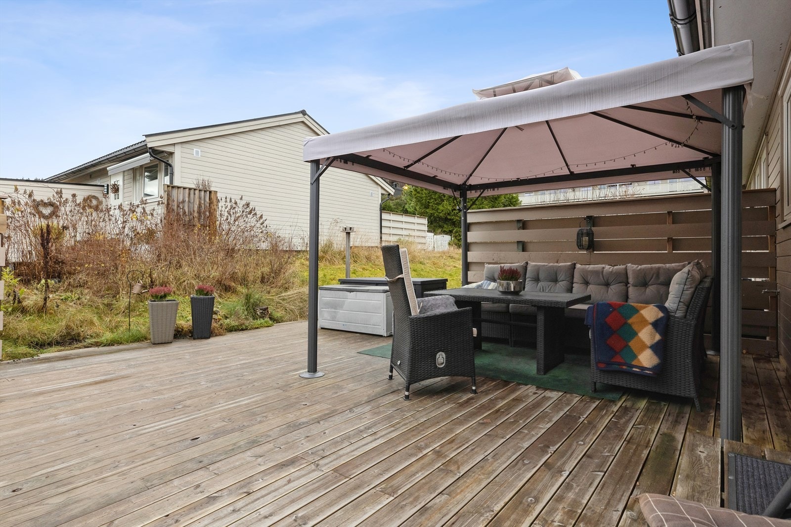 Det er ikke mange andre i borettslaget som har like stor terrasse som det denne boligen har. Her har du godt med sol og lite innsyn. Galleribilde