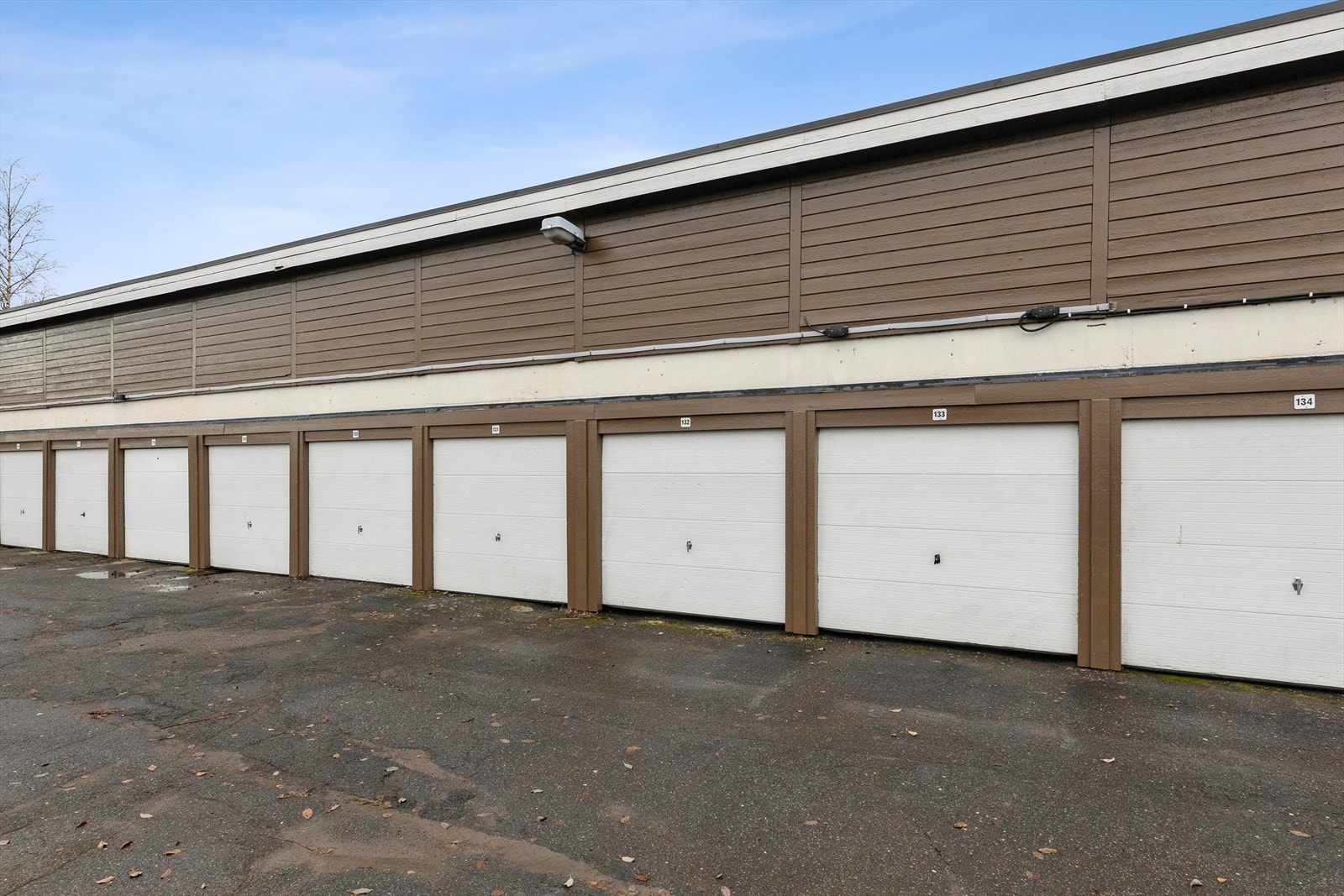 Det følger med garasjeplass nr. 132. Denne ligger ikke langt unna. Det er lagt klar infrastrukturen i garasjene som gjør at man kan installere elbillader. Ta kontakt med styret for nærmere informasjon. Galleribilde