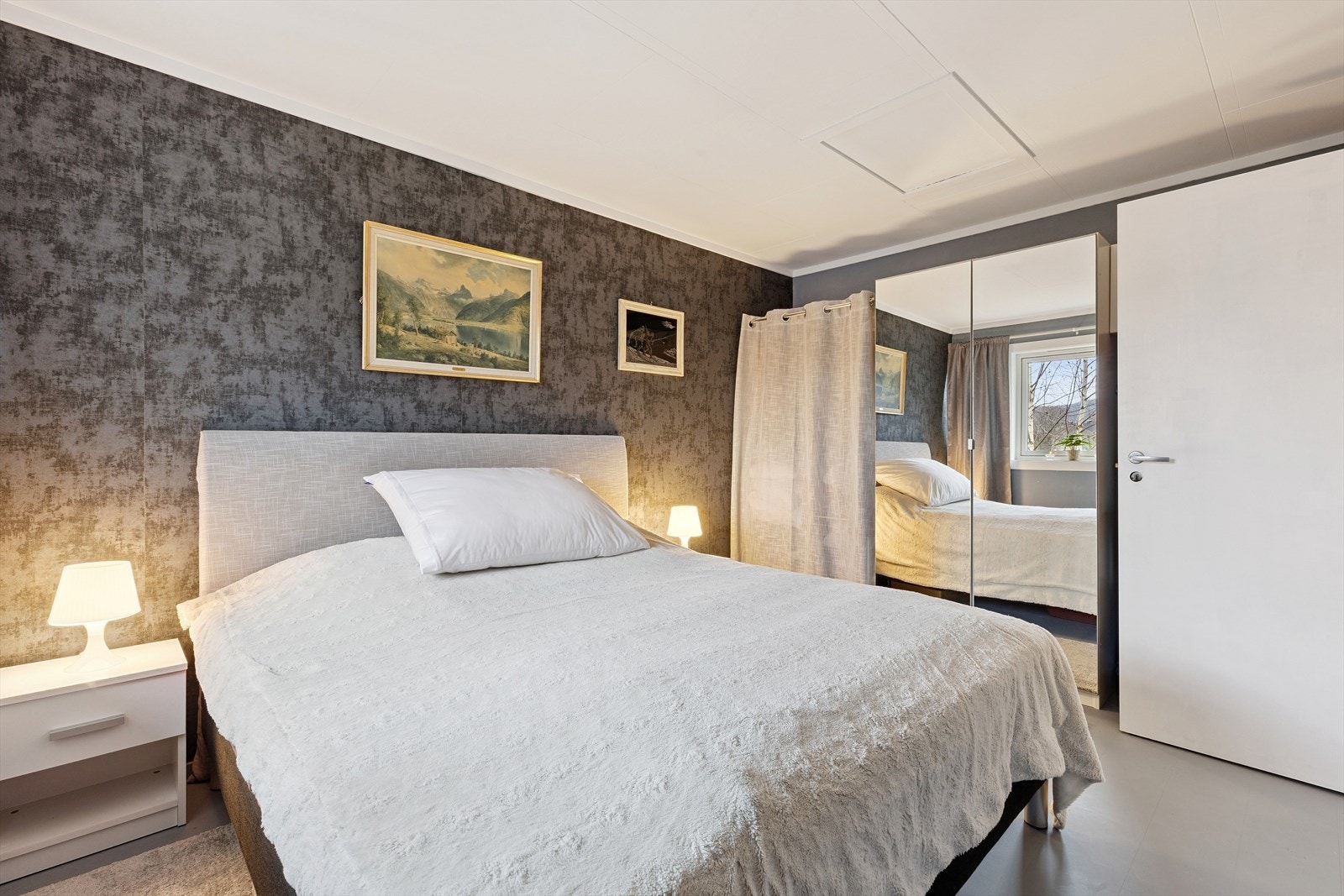 Godt med skap som medfølger i handelen. Luke i taket opp til kaldloftet som gir deg mulighet for lagring. Galleribilde