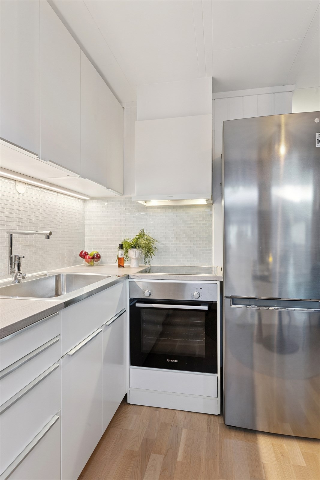 Det er godt med skap og benkeplass på kjøkkenet. Kjøkkenbenken er foliert i 2024. Under har man heltre benkeplate. Galleribilde