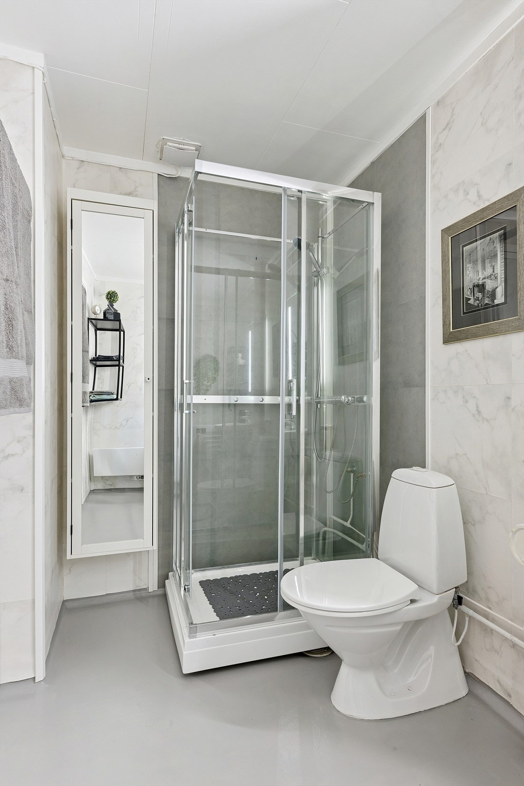 Badet er eldre og har behov for oppussing på sikt. Men den fungere som det skal og er et romslig rom. Galleribilde