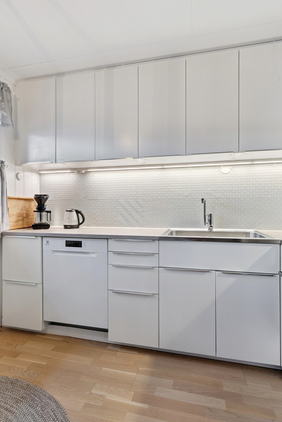 Oppvaskmaskinen på kjøkkenet følger med. Denne var ny i 2024. Komfyr og kjøleskap vil selger ta med seg. Galleribilde