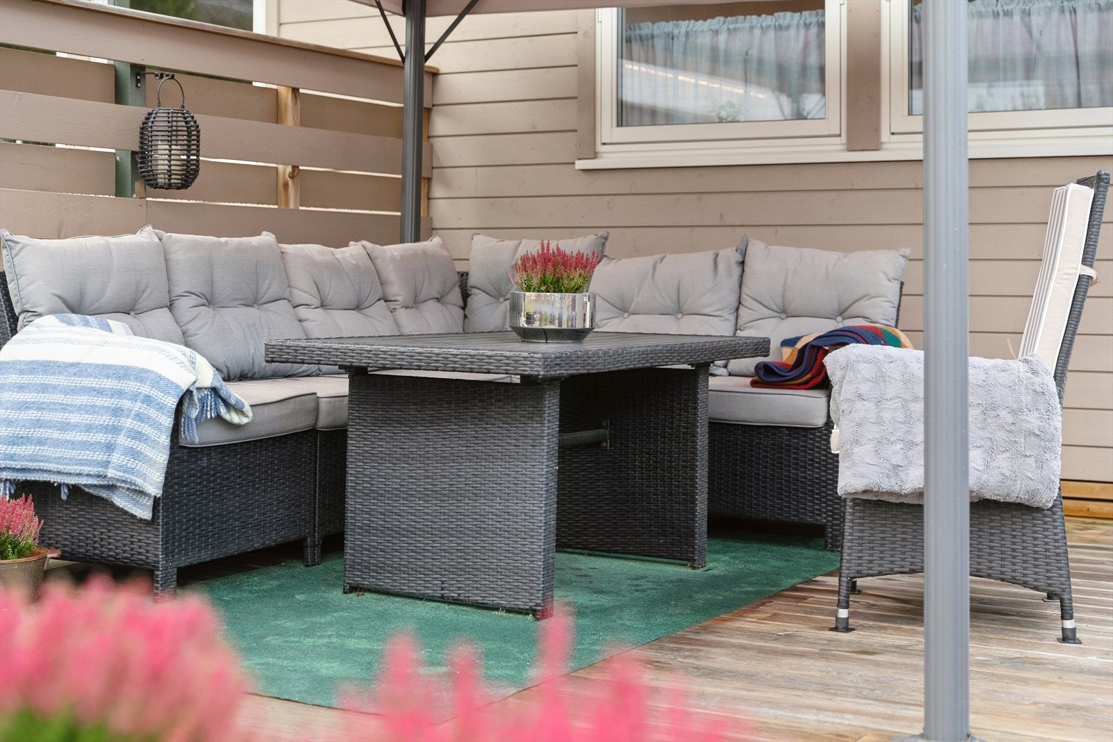 Pergolaen gir deg en forlengelse av stuen sommerstid. Denne vil ikke medfølge i handelen. Galleribilde