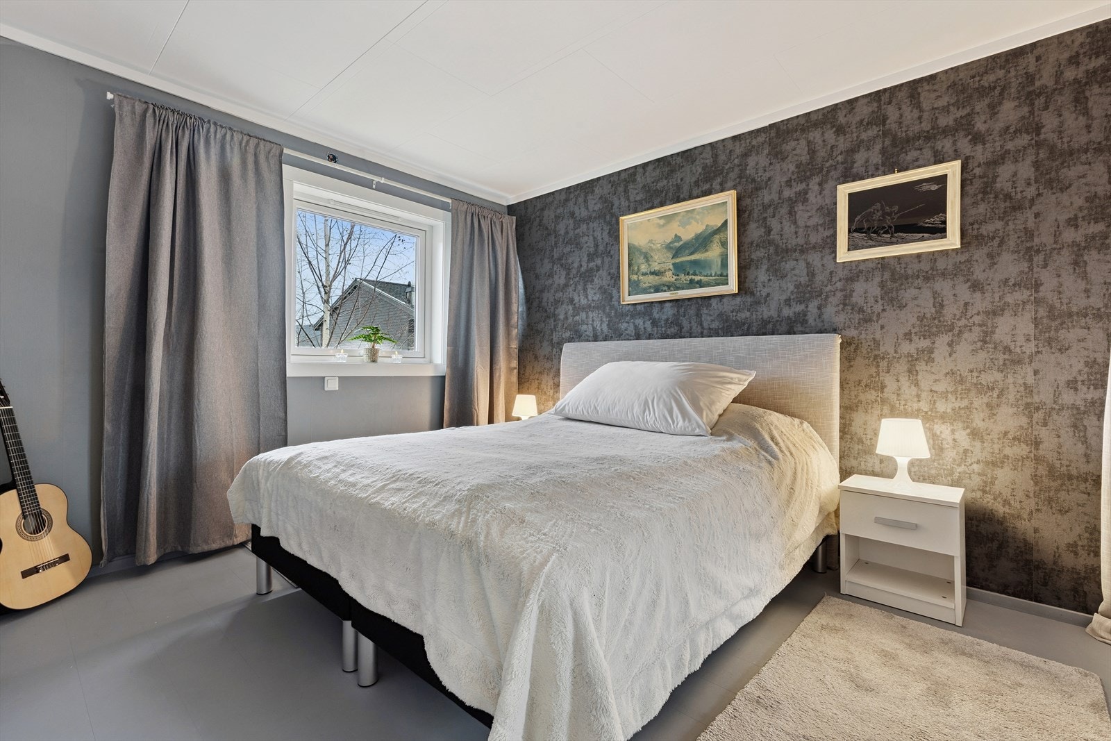 Soverommet er stort og pent. Veggene er malt opp og man har en kontrastvegg belagt med tapet. Malt parkettgulv. Galleribilde