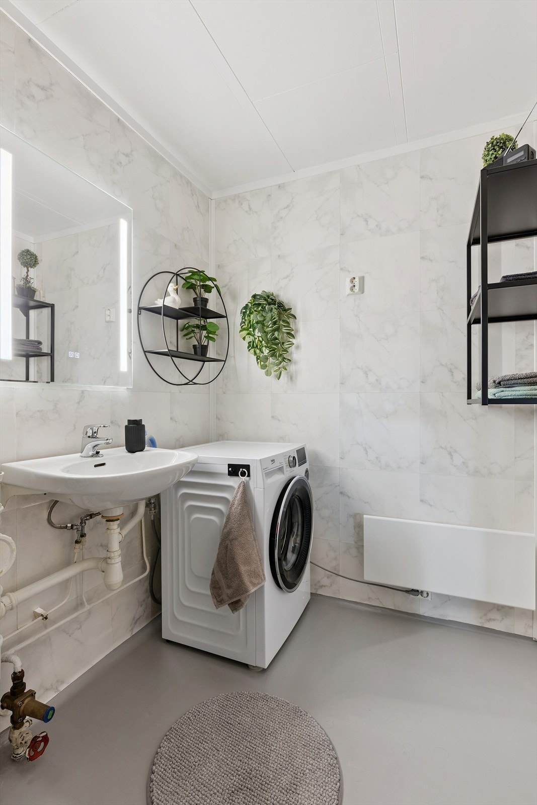 Man fikk nytt dusjkabinett i 2025 og har opplegg for vaskemaskin og tørketrommel her inne. Galleribilde