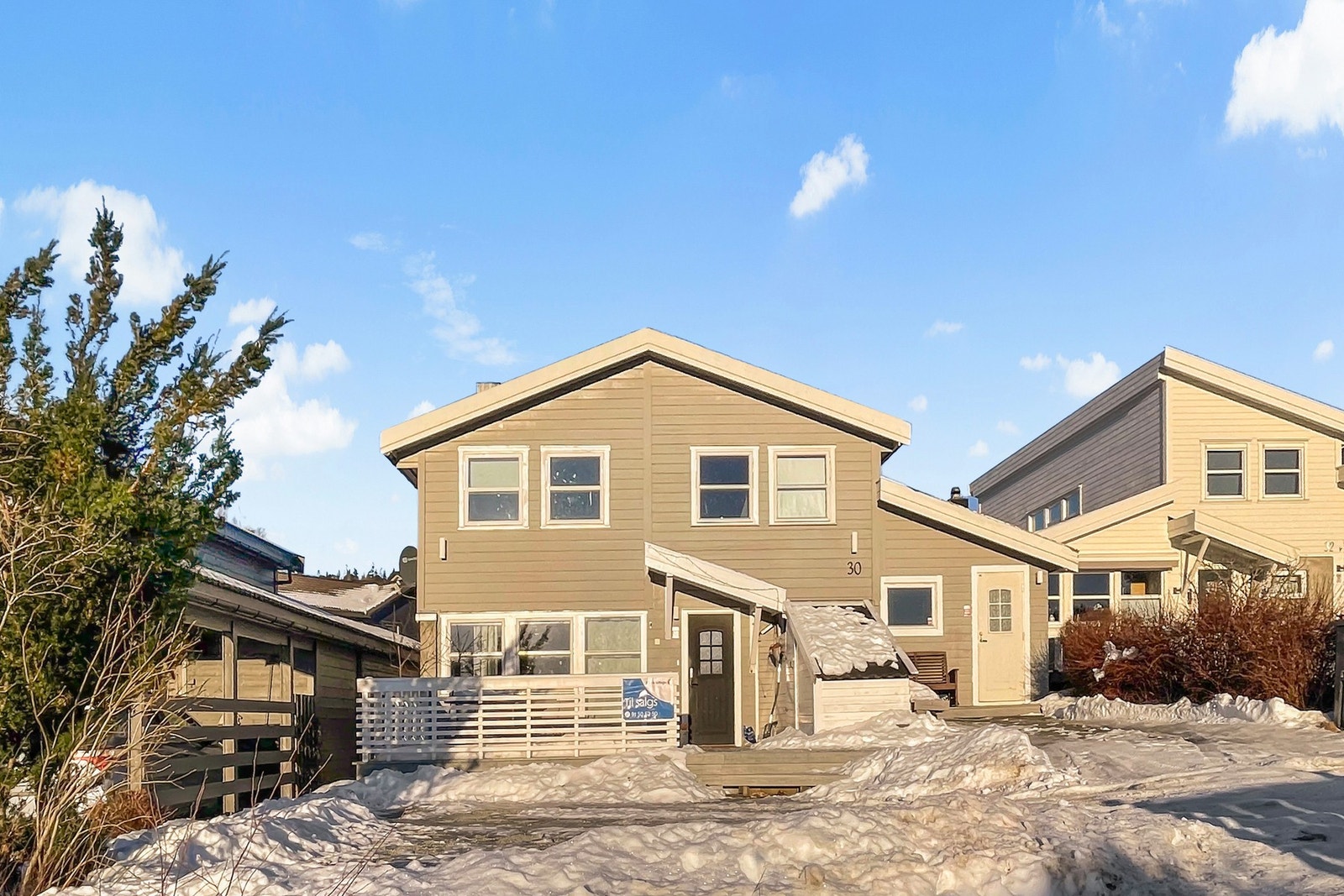 Velkommen til Løsvingen 30, presentert av EiendomsMegler 1 v/ Jim Håkon Ryan Karlsen. Foto: ELW media (Espen Wåde). Galleribilde