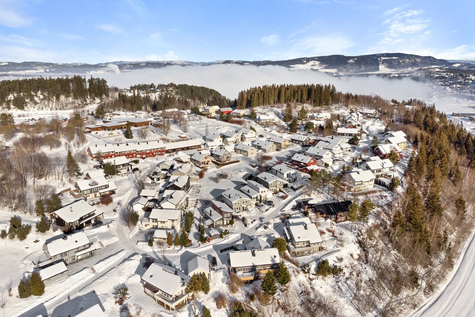 Barnevennlig beliggenhet med rusleavstand til barnehage, barneskole og fotballanlegg Galleribilde
