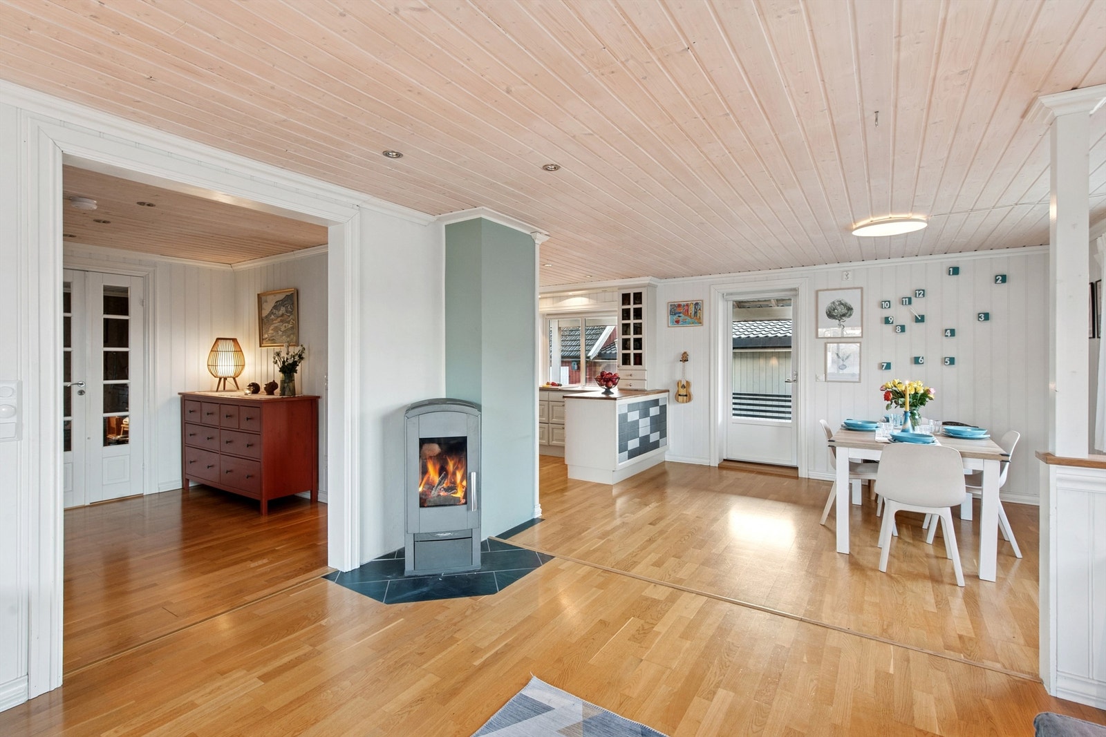 Stuen har godt med lysinnslipp og peisovn som bidrar til en lun atmosfære. Galleribilde