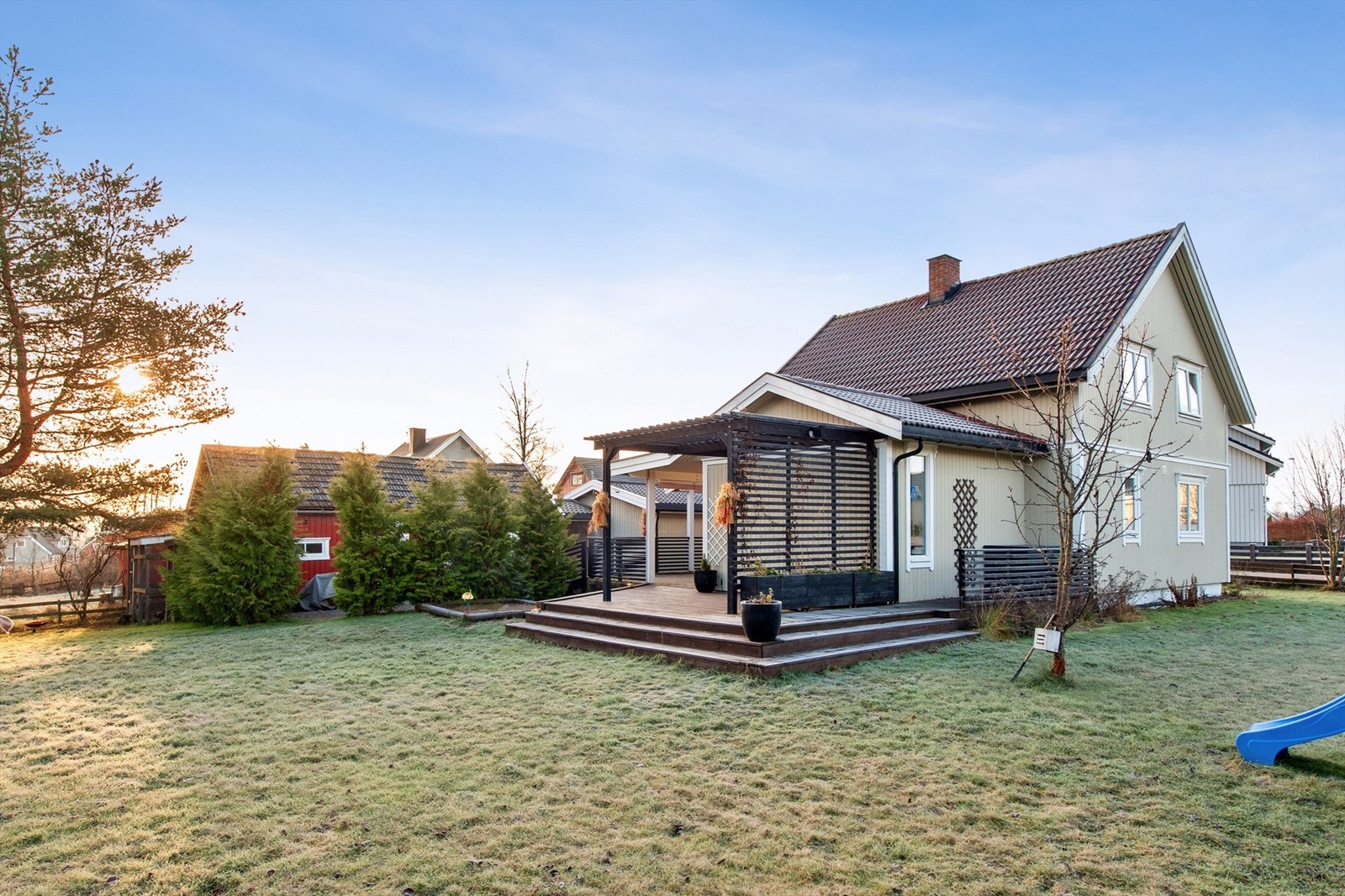 Hagen er godt tilrettelagt for både lek, opphold og dyrking av grønnsaker og andre beplantninger. Galleribilde