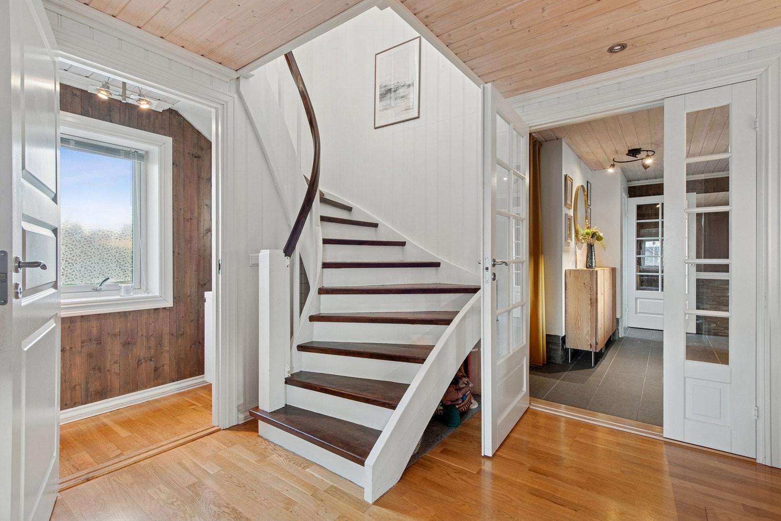 I 1. etasjen er det også et praktisk toalettrom. Rommet under trappen er tilrettelagt for å kunne benyttes som integrert hundebur dersom man skulle trenge det. Galleribilde