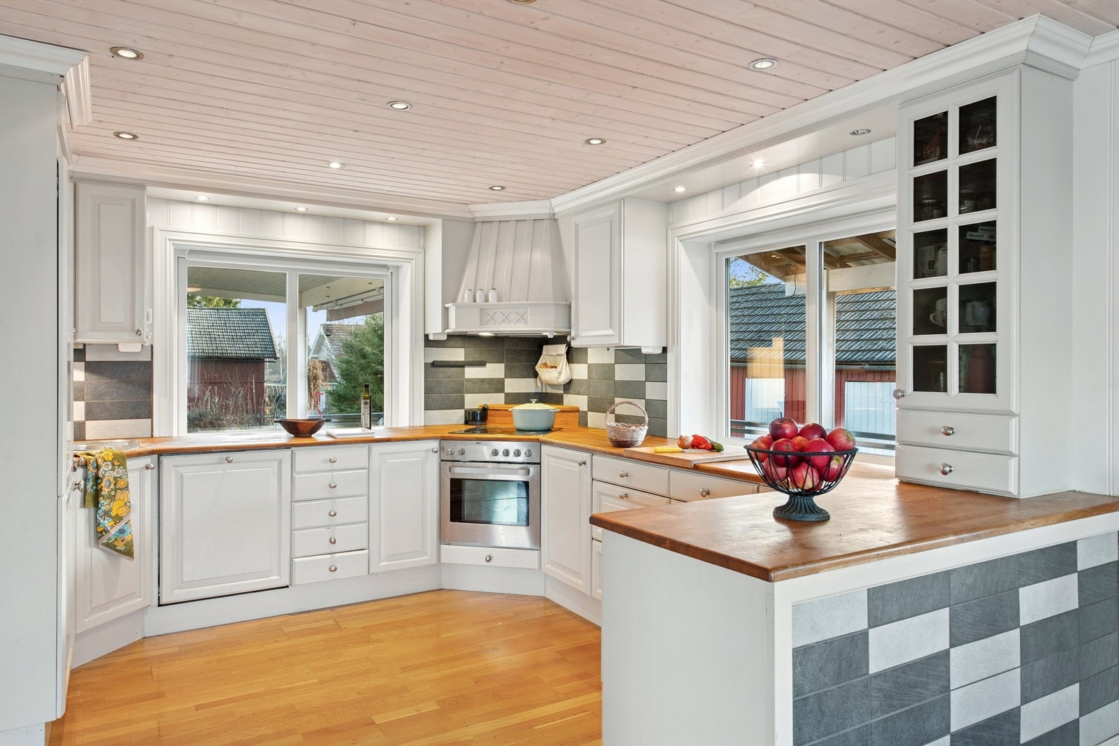 Kjøkkenet har integrerte hvitevarer og gode arbeidsflater. Galleribilde