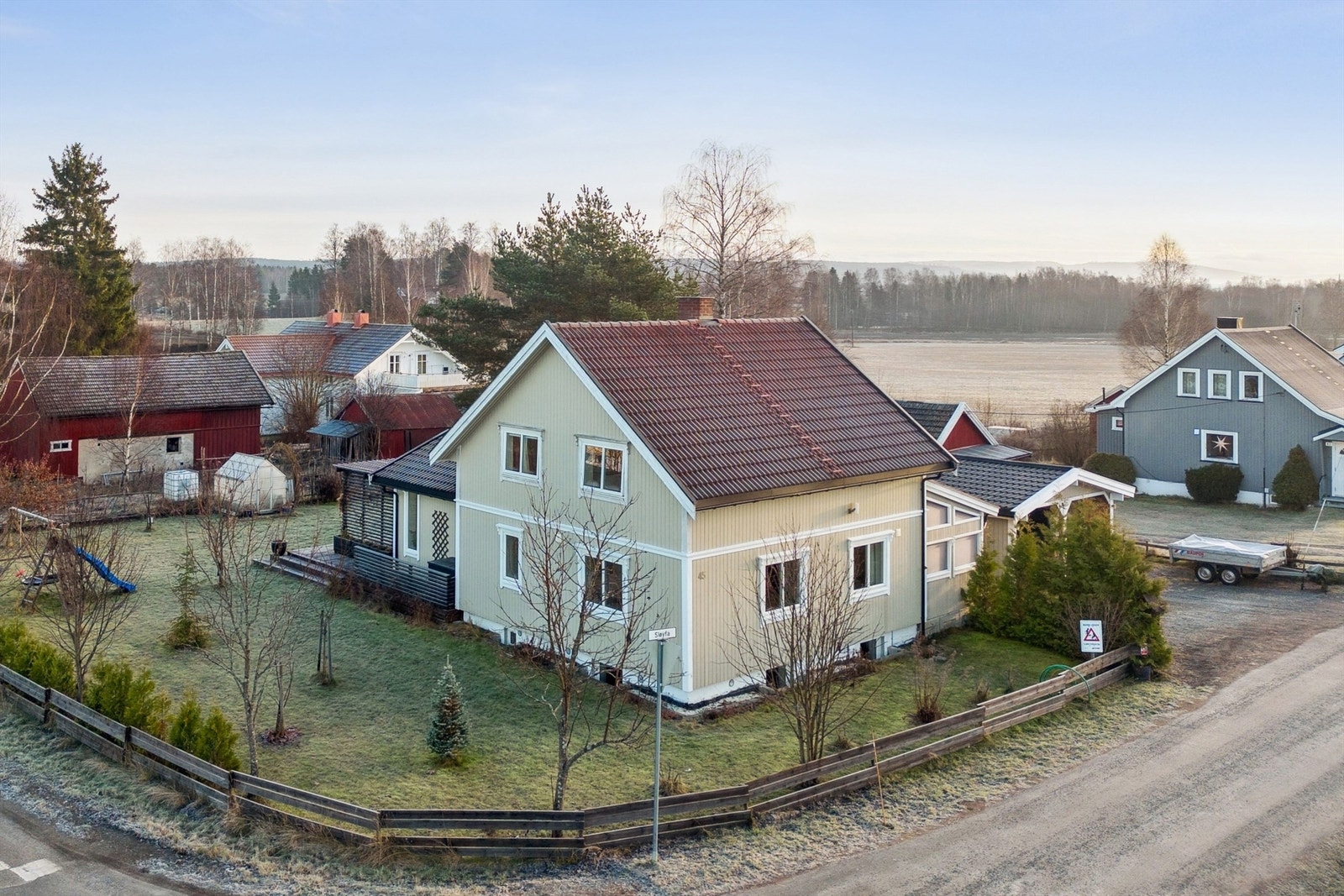 Velkommen til Sløyfa 45! Romslig og godt vedlikeholdt enebolig over tre plan. (Foto: EFKT v/ Pål Godager) Galleribilde