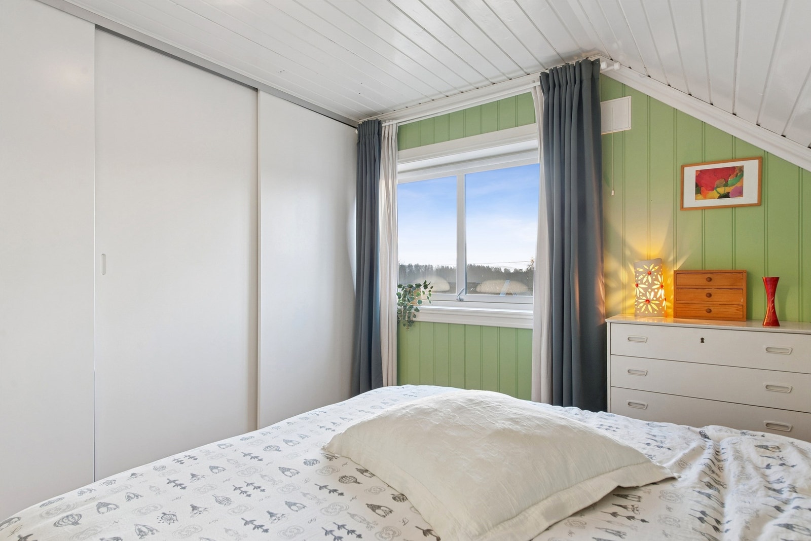 Soverom nummer 1 har en praktisk skyvedørsgarderobe. Galleribilde