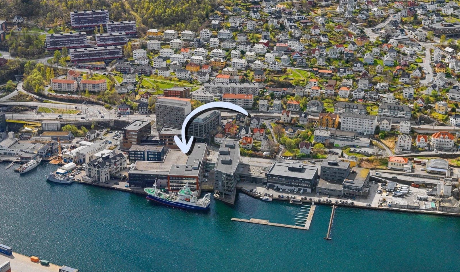 Damsgårdsveien 131 ligger på kaifronten, og har fin utsikt over Puddefjorden Galleribilde