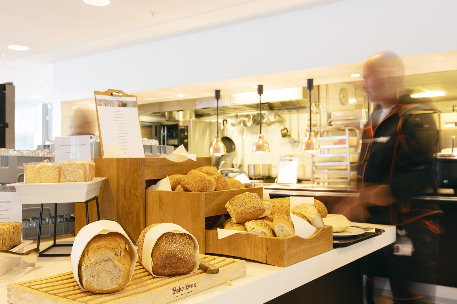 Godt utvalg av brød og pålegg, med glutenfrie alternativer. Galleribilde