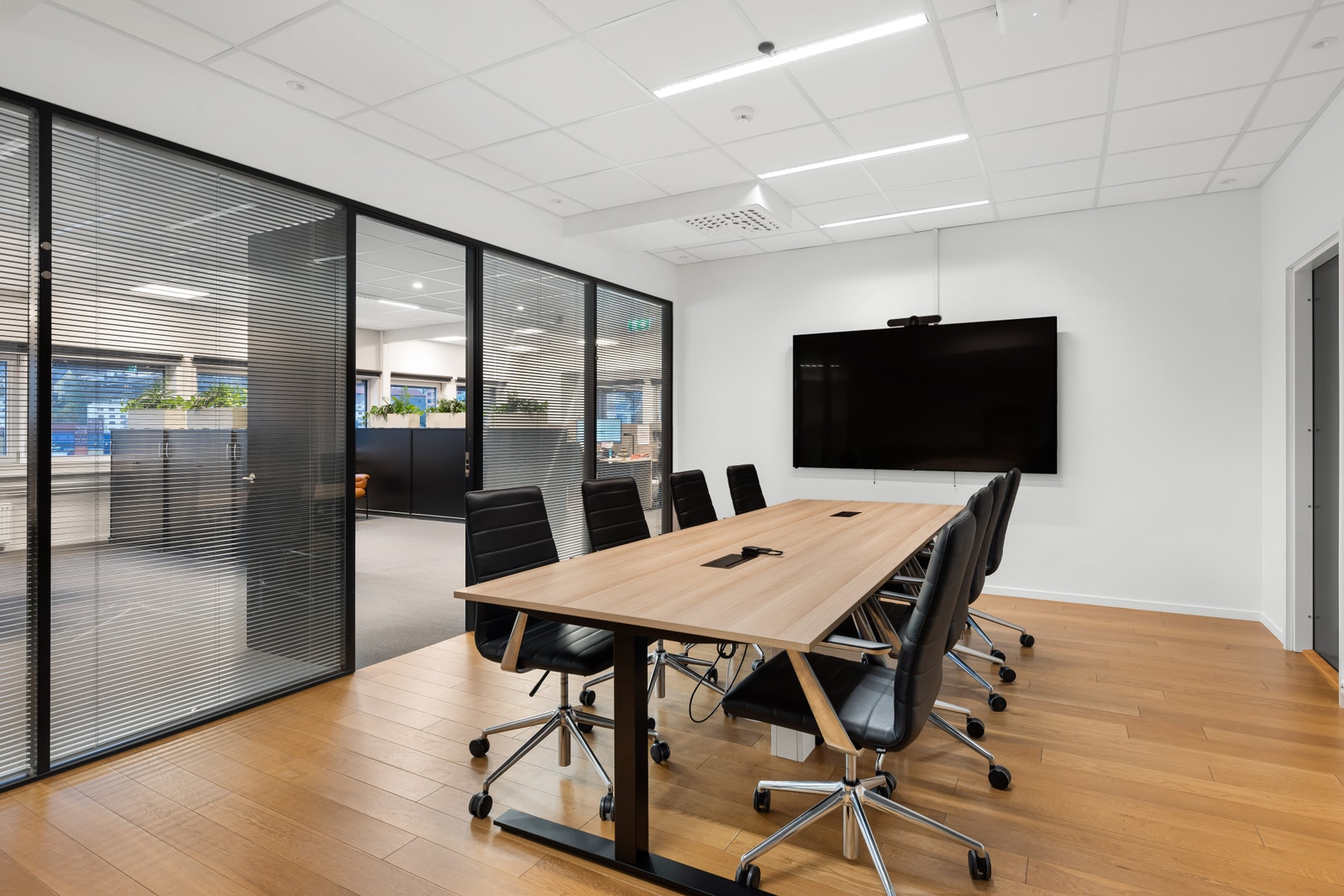 Kontoret har et romslig møterom. Galleribilde