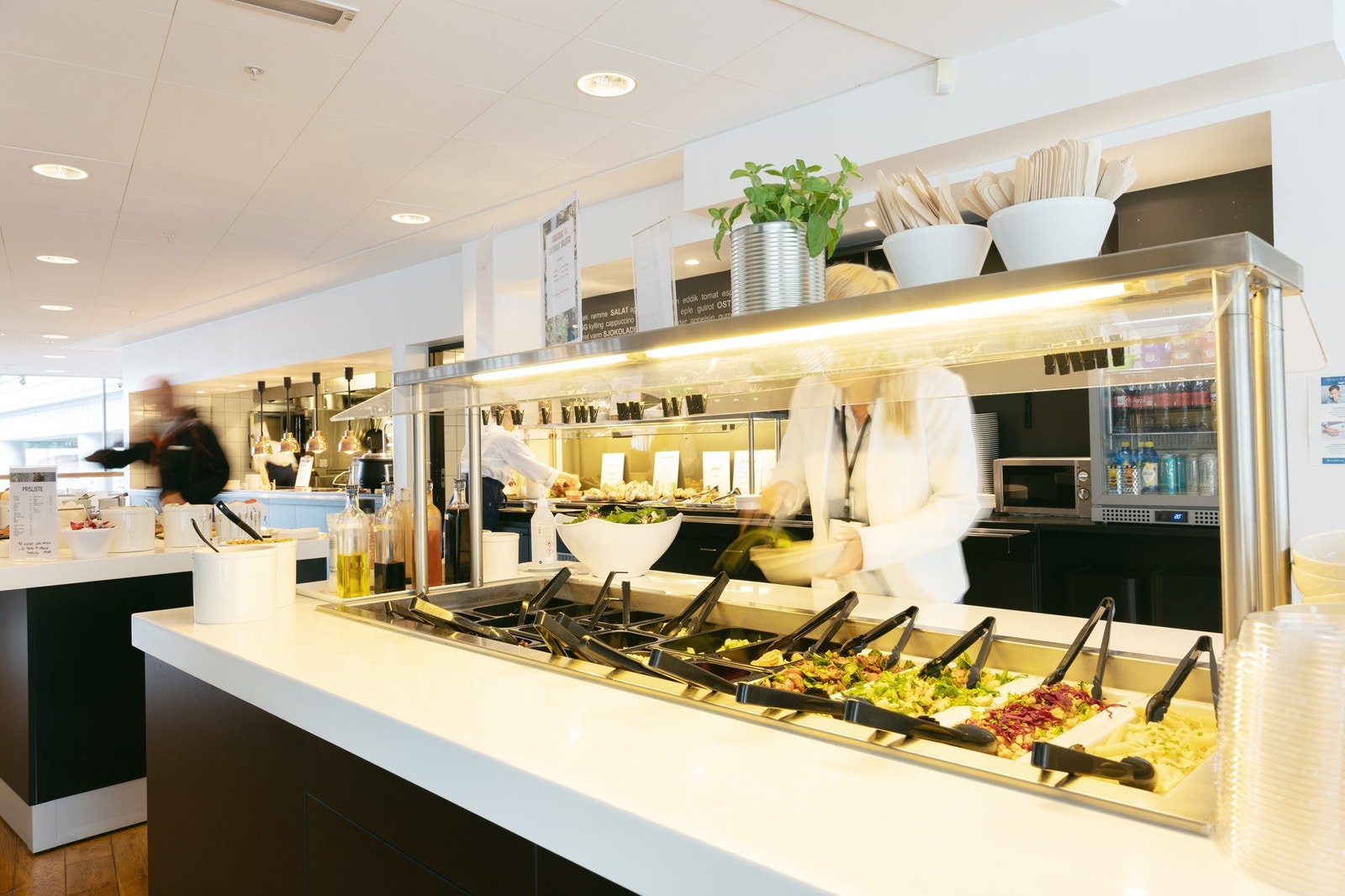 God kantine med god variasjon i maten. Galleribilde