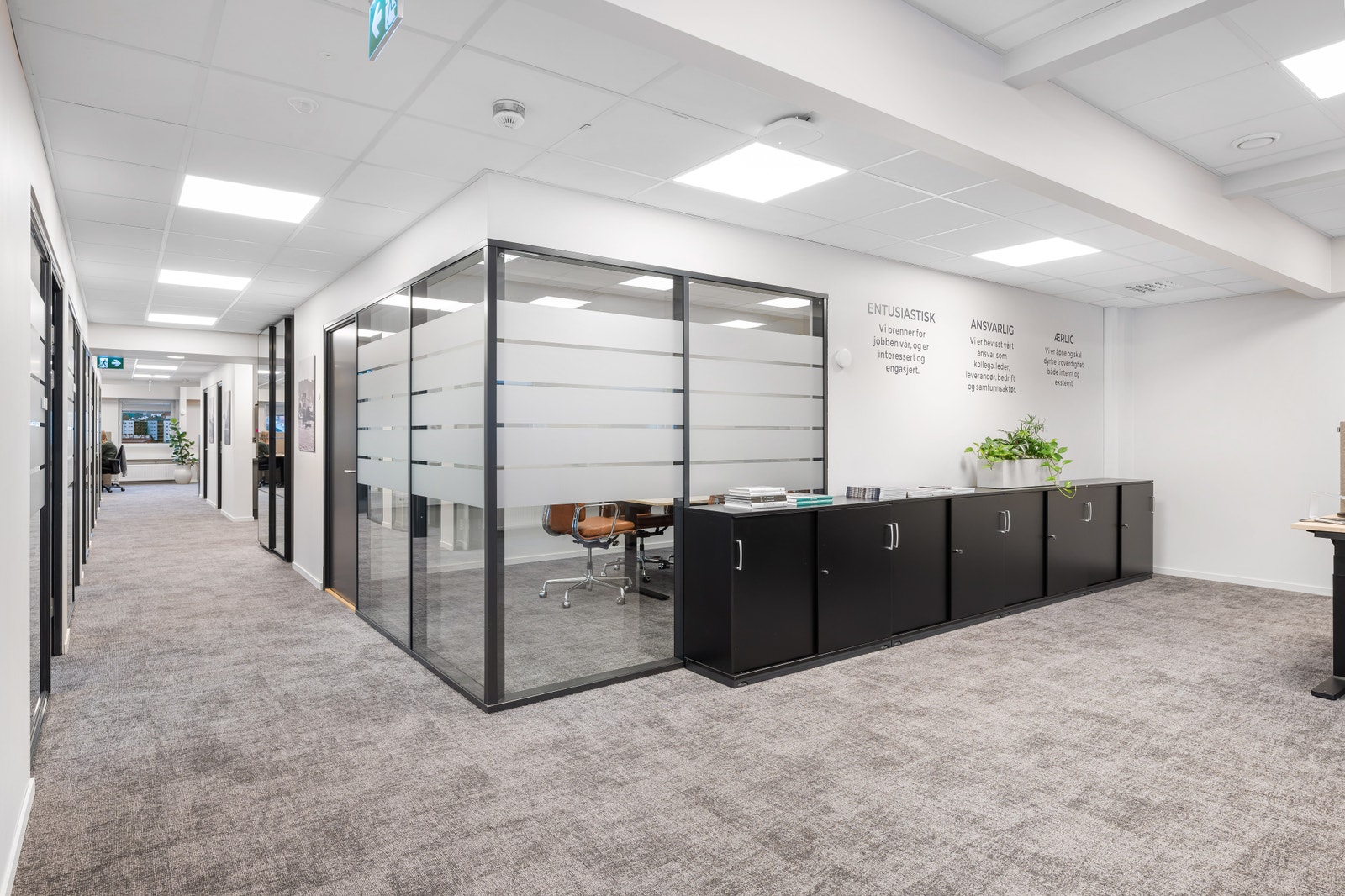 Gangen fører til to områder og flere rom Galleribilde