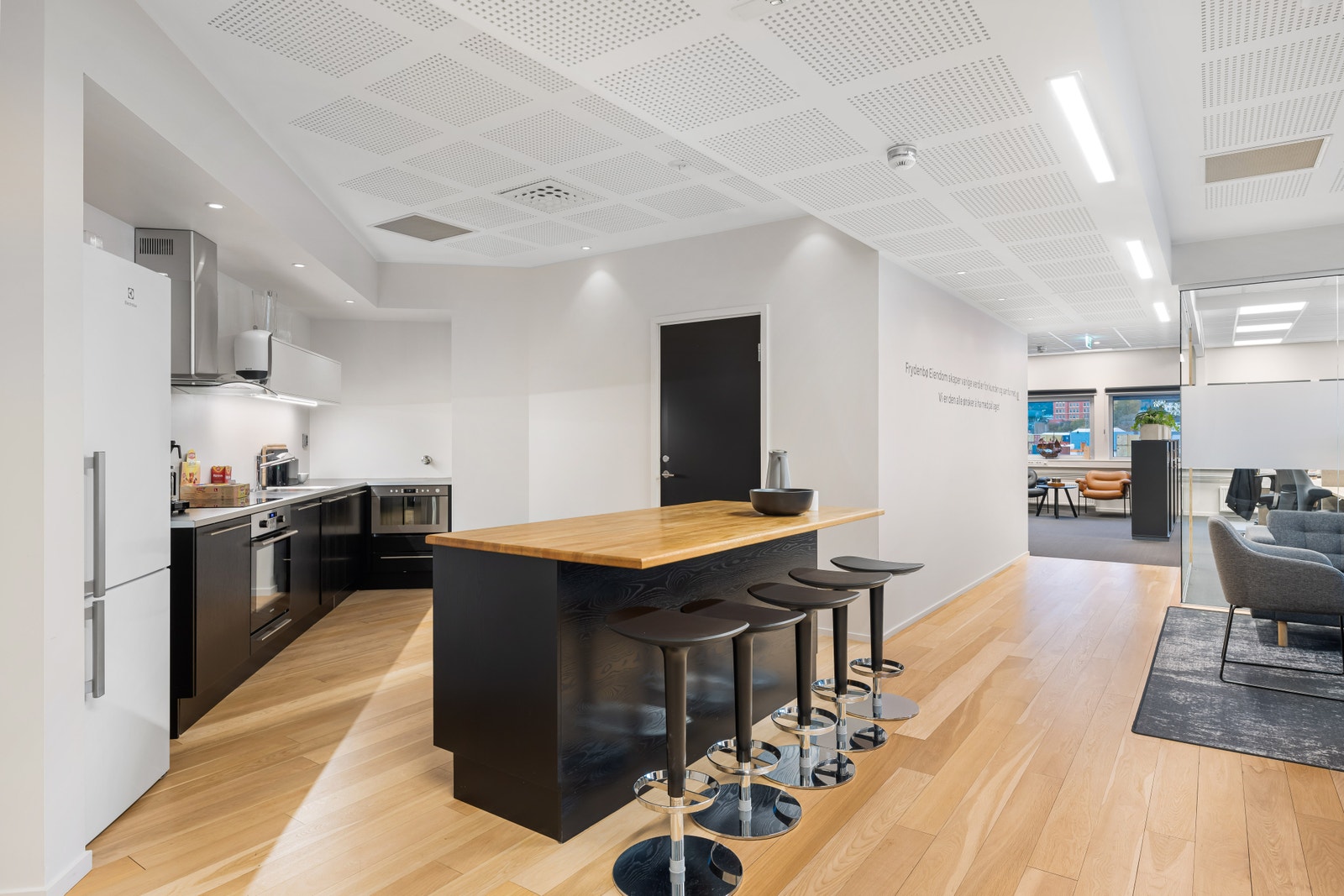 Velutstyrt kjøkken rett ved den sosiale sonen Galleribilde