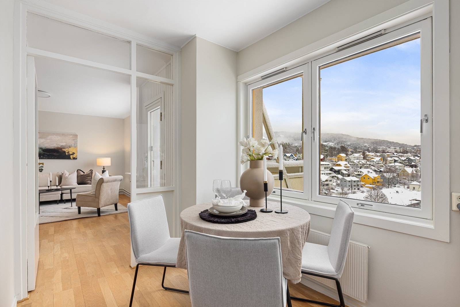 Plass til hyggelig frokostbord under kjøkkenvinduet, her har du fantastisk utsikt til morgenkaffen Galleribilde