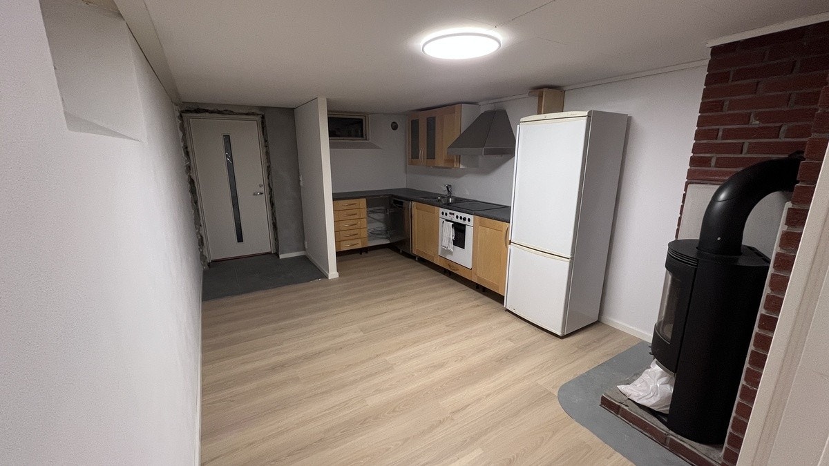 Inngang med fliser. Varme i både flisgulvet og gulvet på kjøkken og stue. Galleribilde