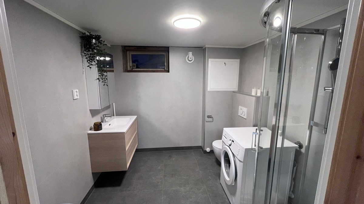 Helt nye hvitevarer, dusj, servantskap og wc. Galleribilde