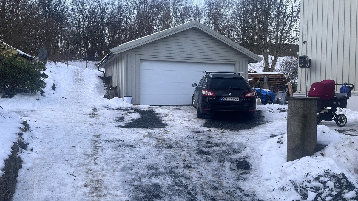 Bilde av parkeringsplass ute, til venstre for garasje Galleribilde