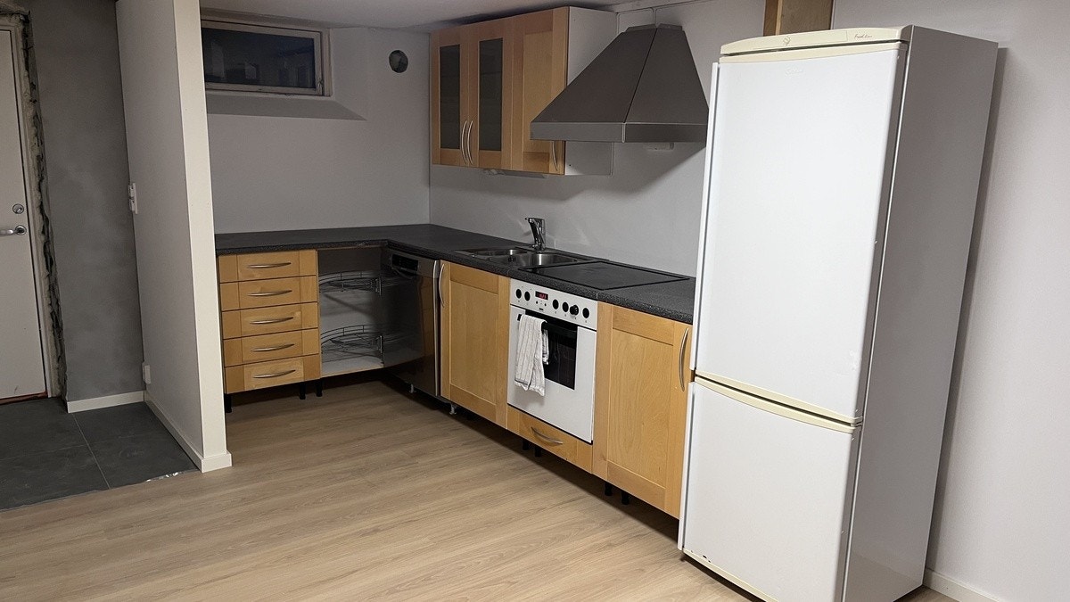 Kjøkken med ovn og vaskemaskin fra 2024. Galleribilde