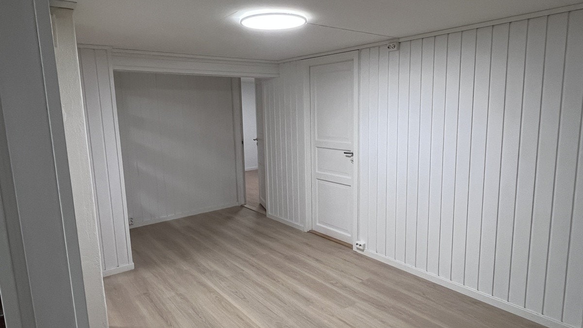 Bilde mot soveromsdørene. Galleribilde