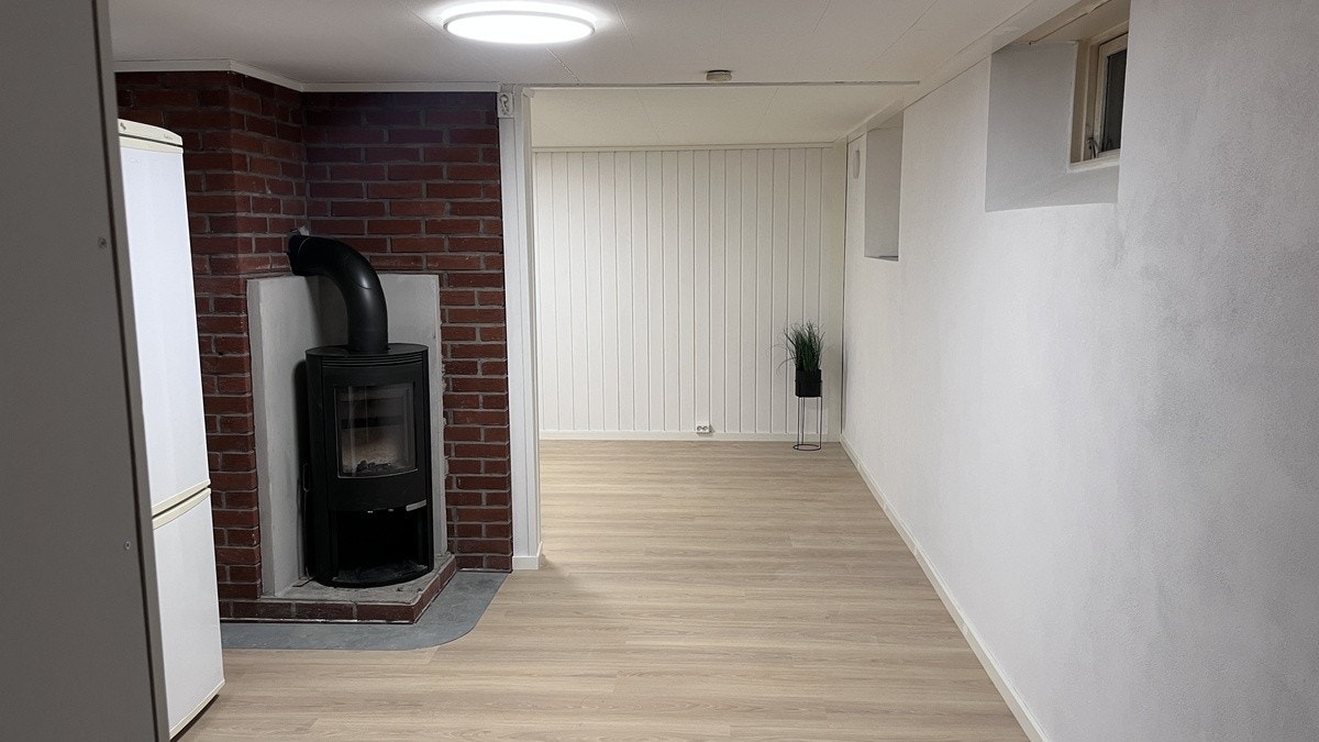 Peis vsa. Kjøleskapet, mellom kjøkken og stueareal. Galleribilde